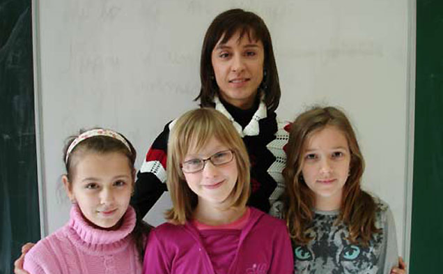Nastavnica Irena s mladim novinarkama
