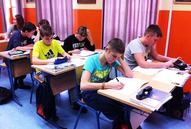 Učenici pišu zadaću