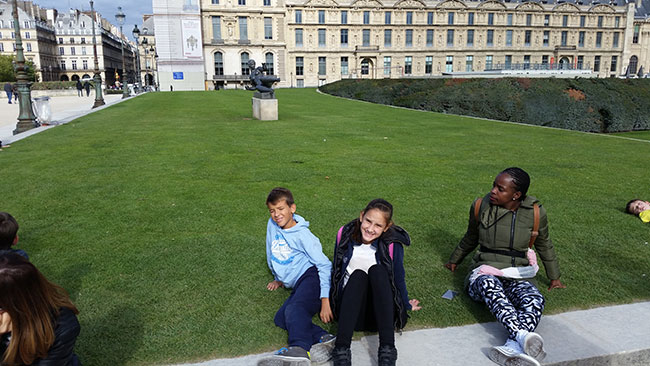 Nina se odmara ispred najpoznatijeg muzeja na  svijetu  –  Louvrea