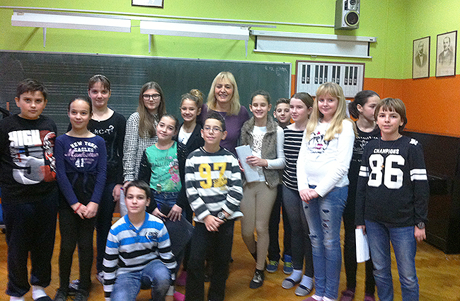 Sanja Pilić okružena učenicima naše škole