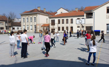 Školska zgrada i školsko dvorište